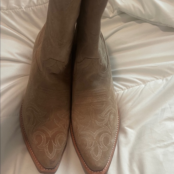 Ariat Tan Western Boots with Embroidery - Picture 4 of 10